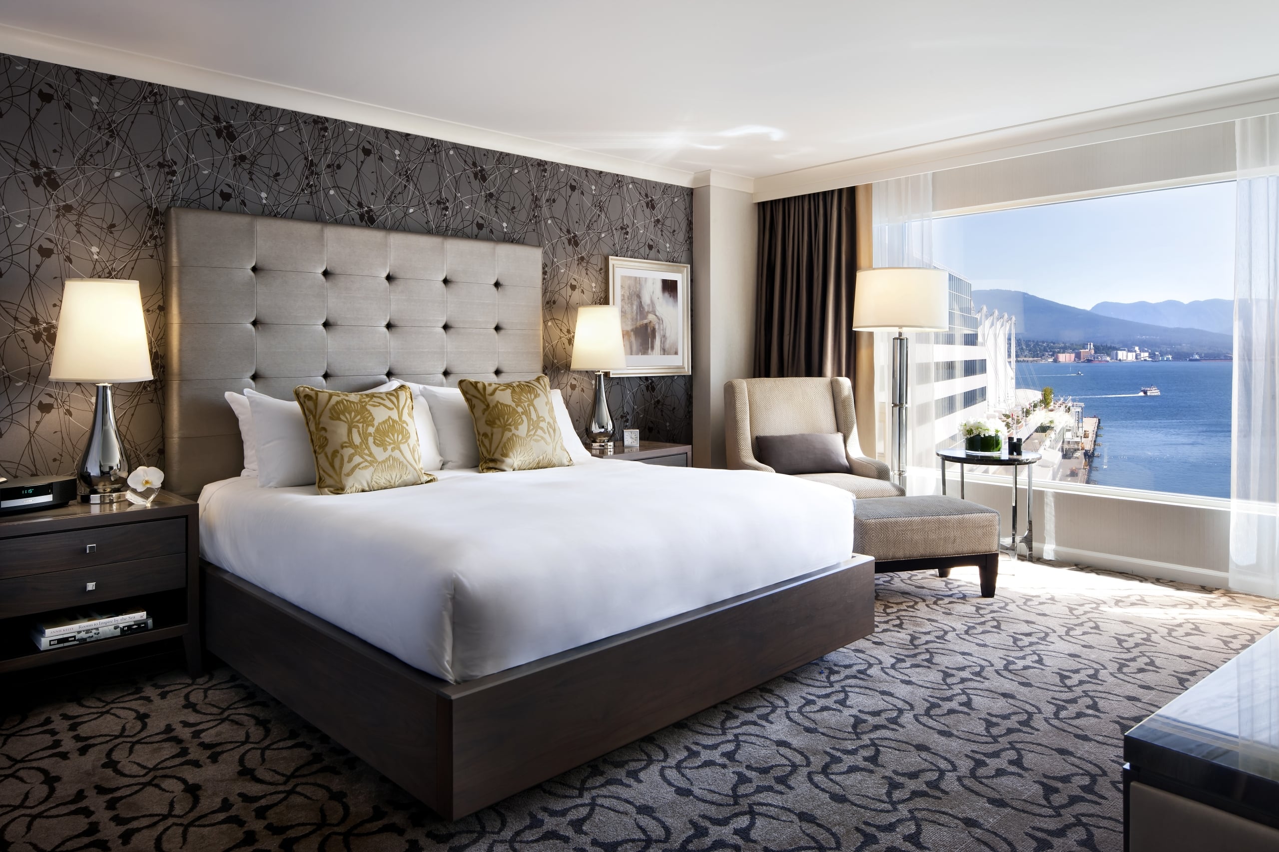Fairmont Gold guestroom featuring floor-to-ceiling harbour views in downtown Vancouver.