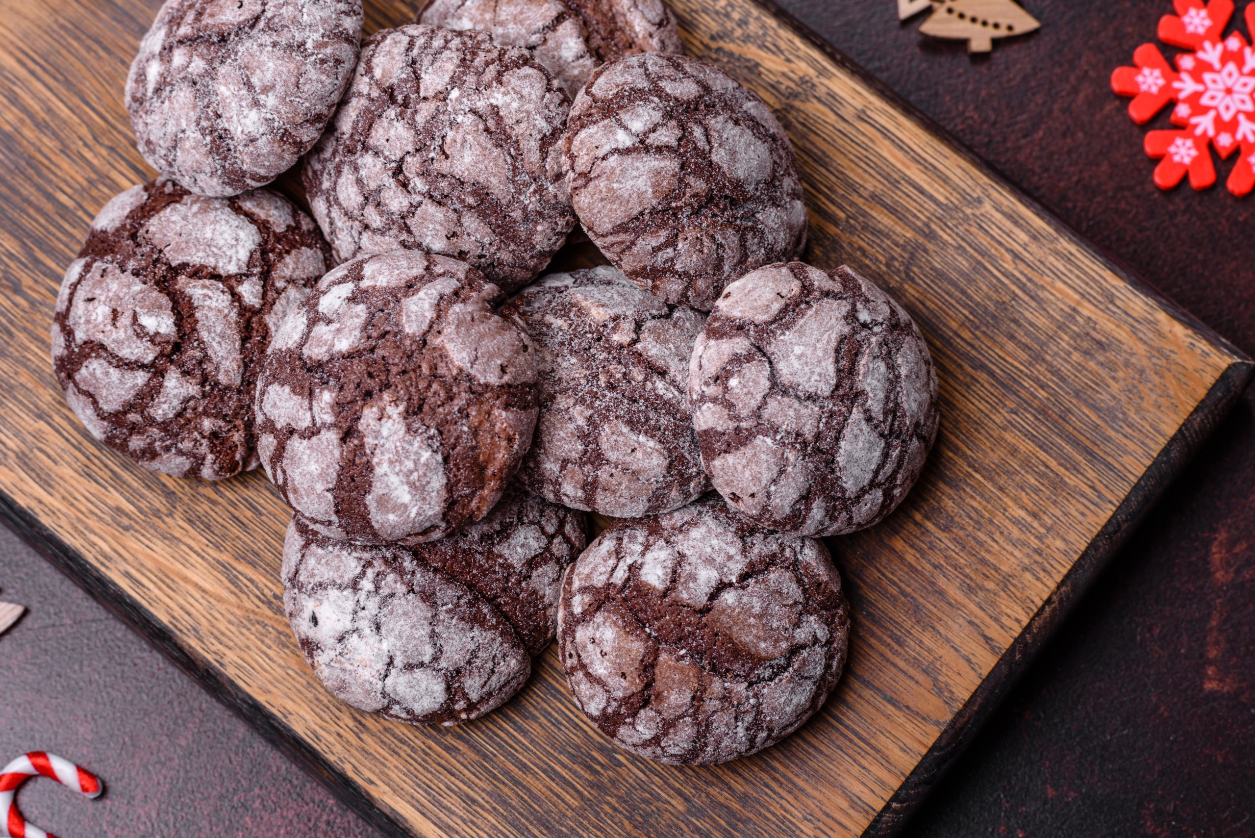 a plate of chocolate crinkle cookies