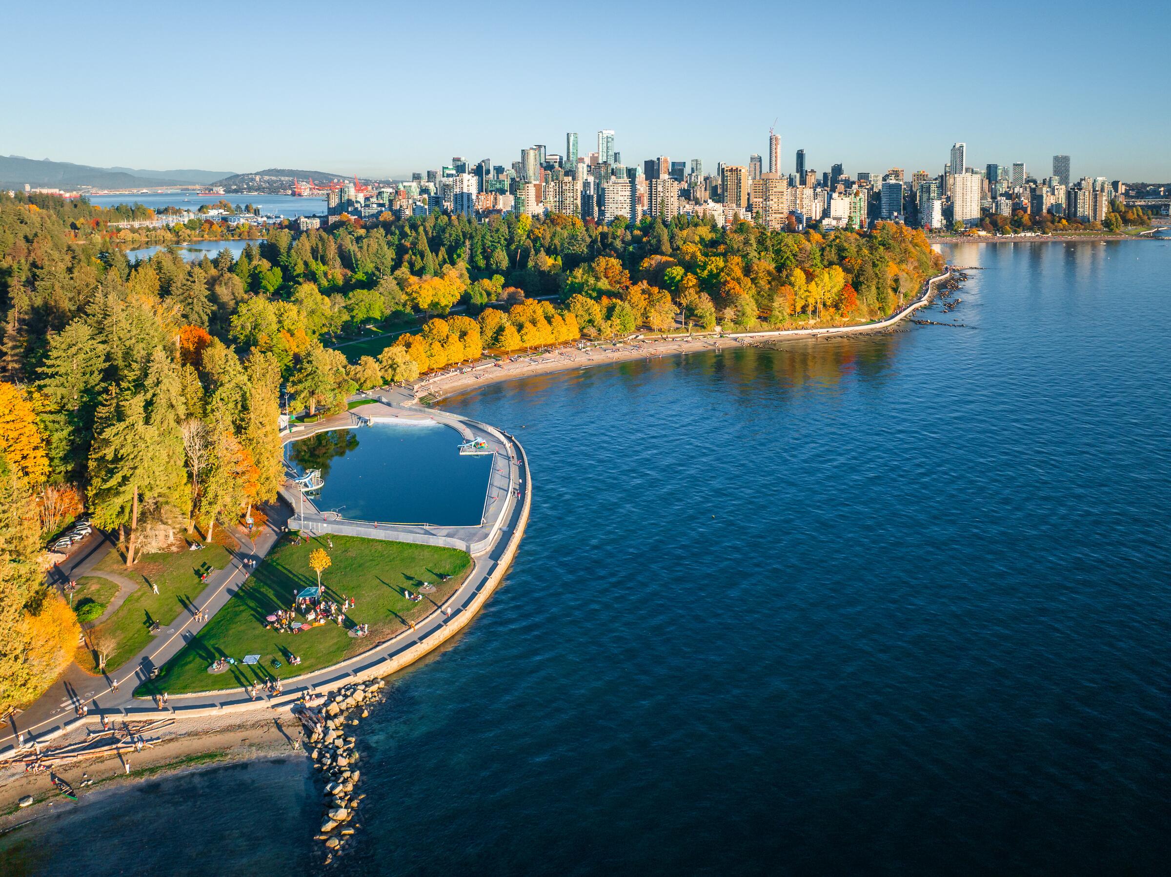 Birdseye view of the lush greenery and Pacific ocean landscape of Stanley Park