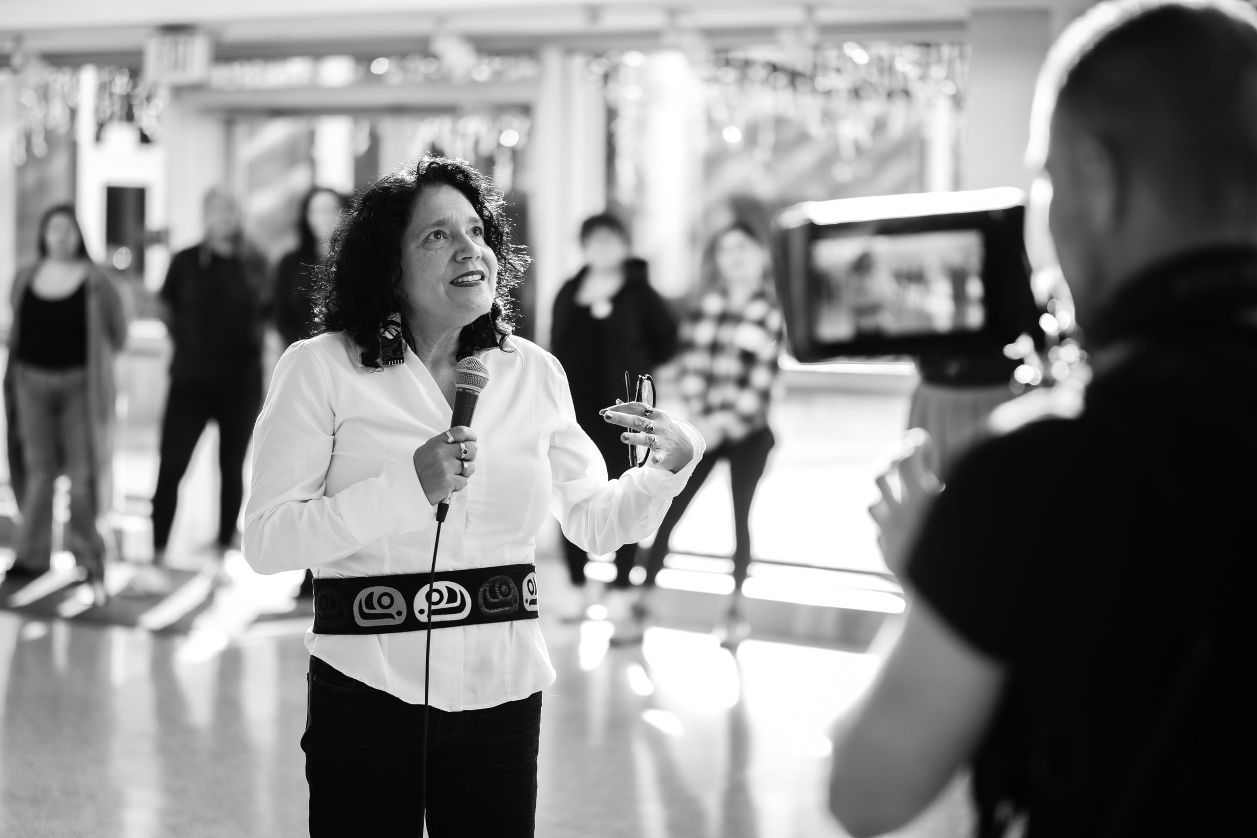 Artist Yolonda Skelton giving interview.